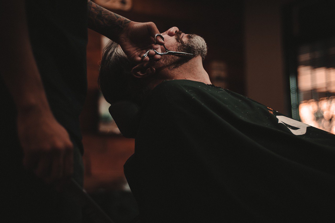 Homem na barbearia fazendo a barba.